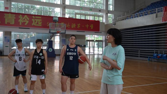 如何在篮球表演赛中观察和发展个人技能_0